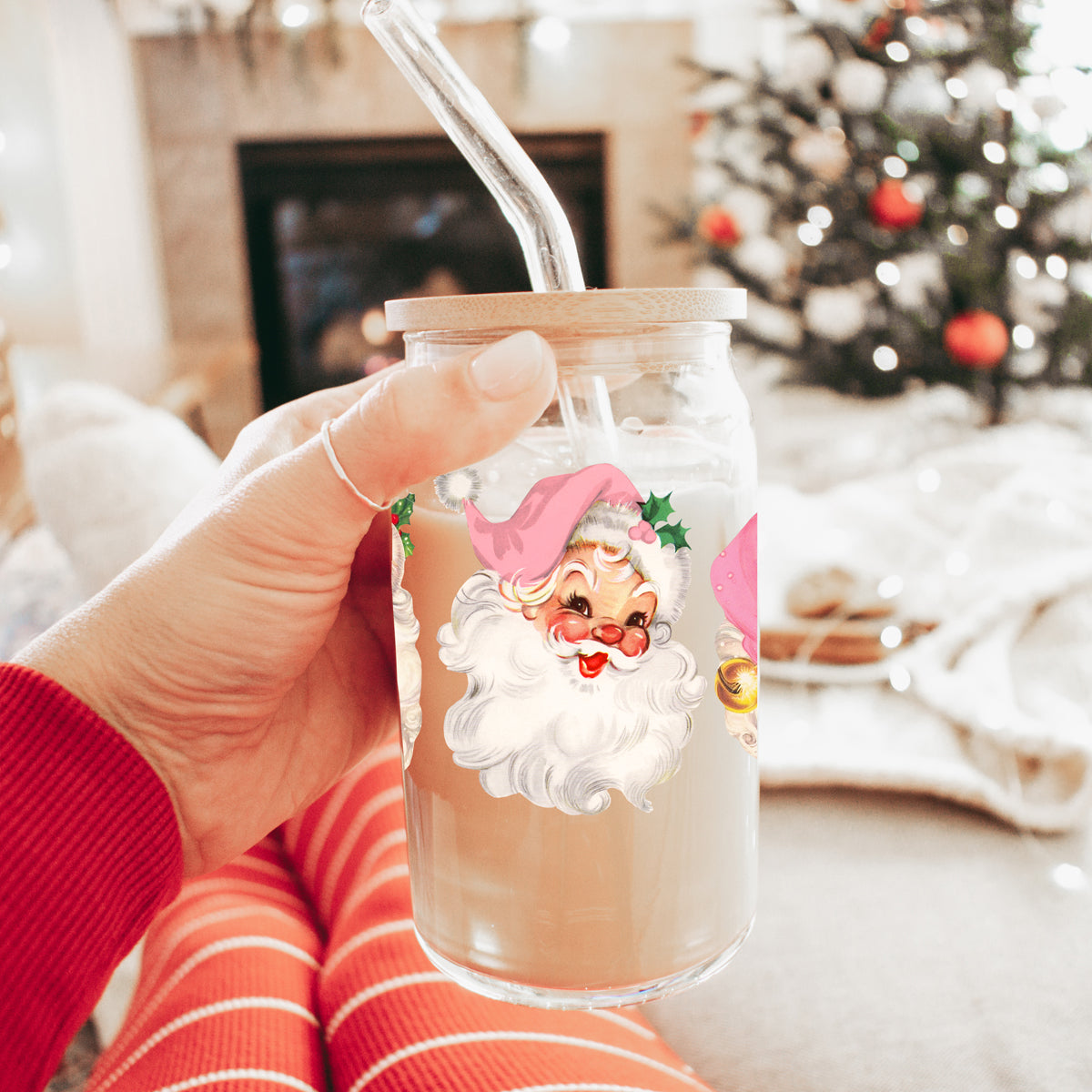 Holiday glass tumbler 17oz - Christmas vintage Santa pink hat coffee cup bamboo lid - Retro festive drinkware with straw
Christmas coffee mug β 2 vintage Santa faces glass cup in pink holiday design